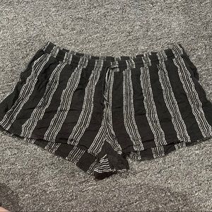 Black & white flowy shorts summer pockets striped